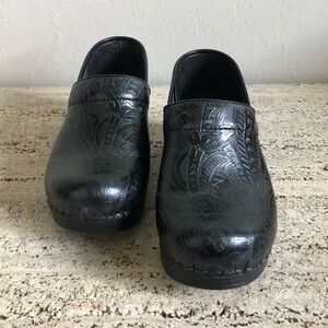 Like New Dansko Black Tooled Leather Classic Slip on Clogs 39
